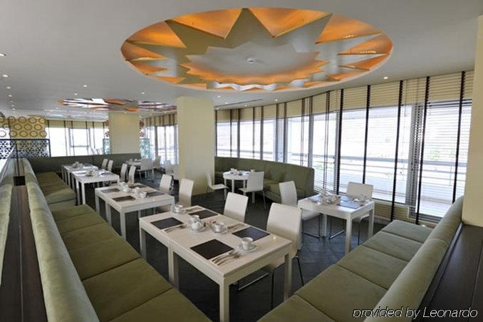 Al Raya Suites Hotel Манама Ресторант снимка