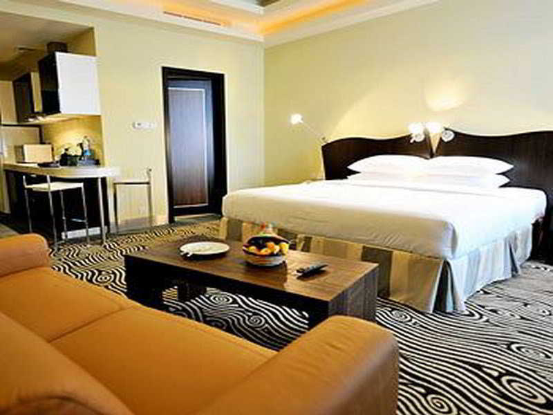 Al Raya Suites Hotel Манама Стая снимка