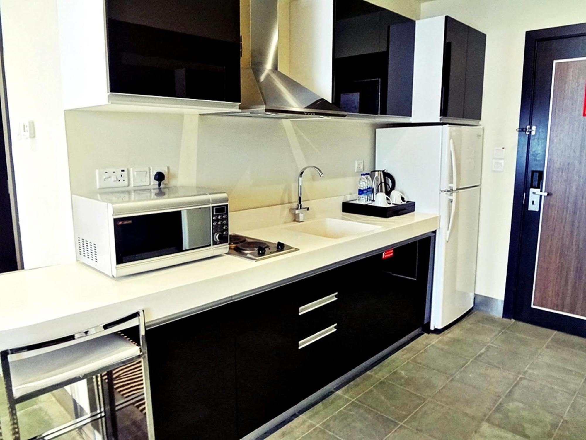 Al Raya Suites Hotel Манама Екстериор снимка